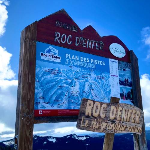 Roc-dEnfer-ski-area-piste-map with blue skies